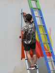 907085 Afbeelding van 'street artist' 'MOK-C', bezig met het maken van een graffitikunstwerk op de wand van de ...